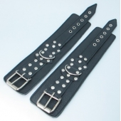 Чёрные кожаные оковы с клепками - БДСМ Арсенал - купить с доставкой в Волгограде