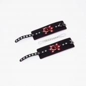 Черные кожаные наручники с красным декором и строчкой - Crazy Handmade - купить с доставкой в Волгограде