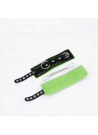 Черно-зеленые кожаные наручники с зеленой строчкой - Crazy Handmade - купить с доставкой в Волгограде