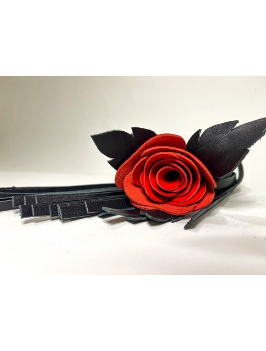 Черная кожаная плеть с красной лаковой розой в рукояти - 40 см. - БДСМ Арсенал - купить с доставкой в Волгограде