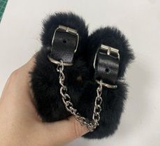 Черные наручники на цепи с меховой опушкой - Лунный свет - купить с доставкой в Волгограде